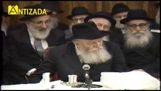 ניגון ממצרים גאלתנו בהתוועדות כ"ק הרבי מליובאוויטש - התמונה מוצגת ישירות מתוך אתר האינטרנט יוטיוב. זכויות היוצרים בתמונה שייכות ליוצרה. קישור קרדיט למקור התוכן נמצא בתוך דף הסרטון