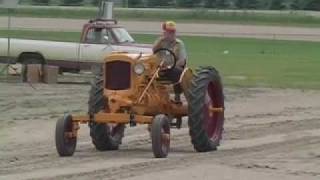 preview picture of video 'Vintage Tractors - Killarney, Manitoba, Canada'
