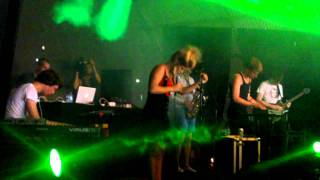AKS (Addicted Kru Sound) - Give it Back + AKS & Selah Sue - See love @ Lowlands 2011