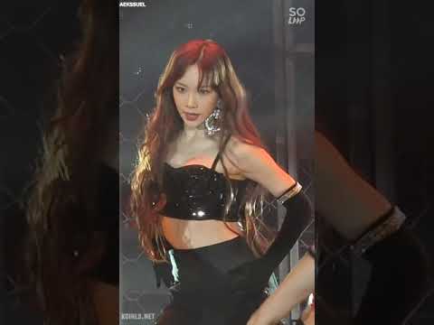 SNSD taeyeon stage outfit