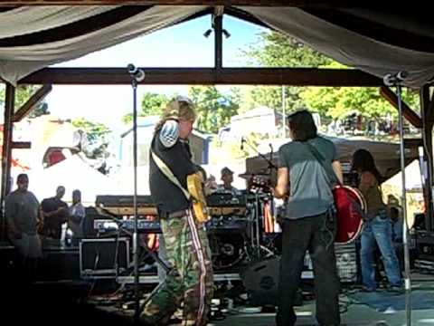 Topanga Days Mon 2010-VENICE- Rare moment of Mark Lennon playing electric guitar