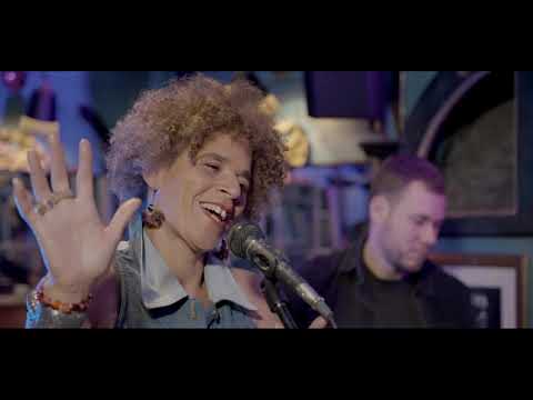 Simplement  Mayra Andrade -  *Reprise acoustique* par DOMINIC JOYCE