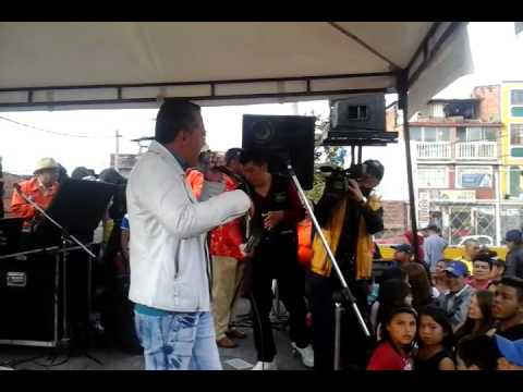 El cantante Rey Fonseca en ls Caravana Musical  barrio La Victoria