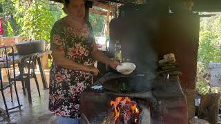 Café no fogão a lenha e almoço, Cuidado de tudo galinha 🐓 🙀🐶