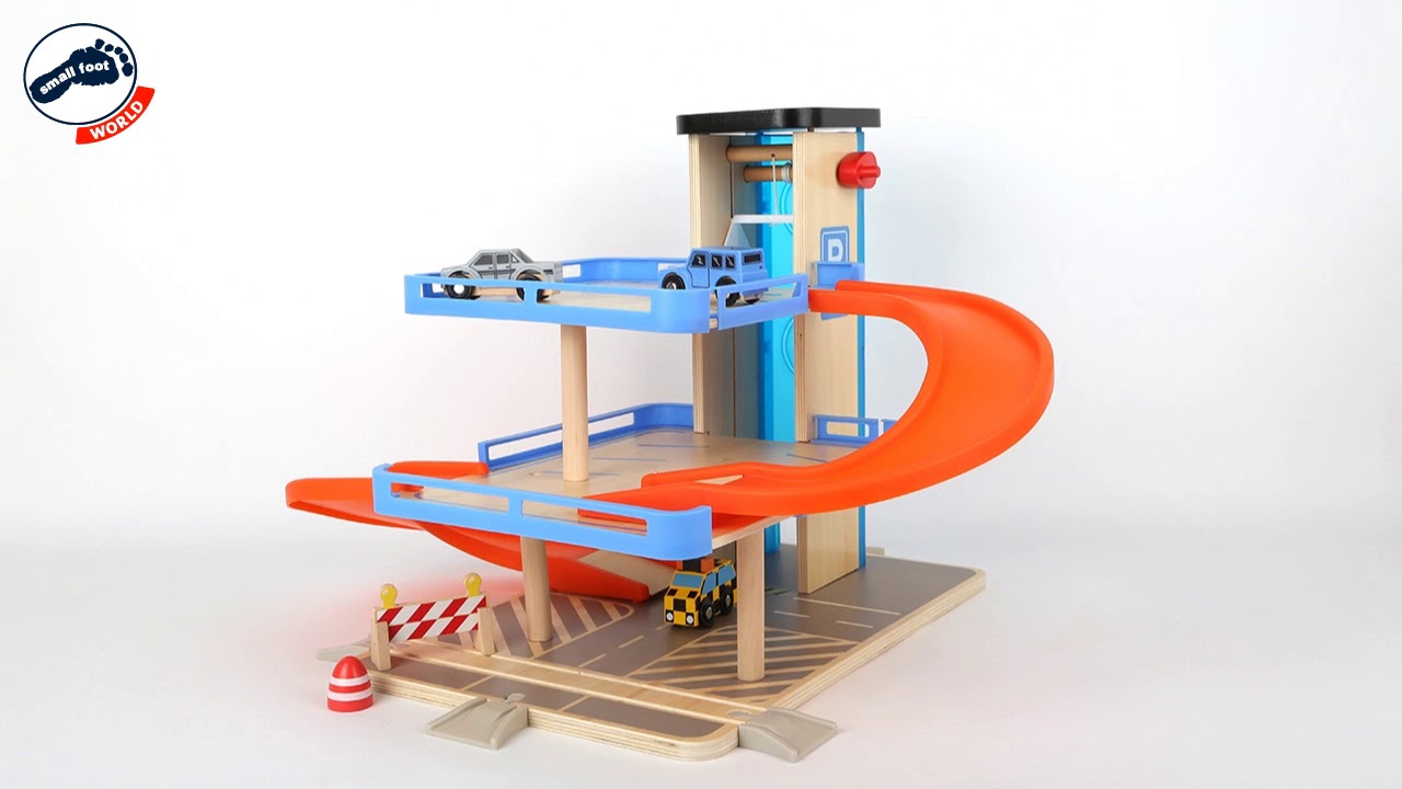 Malá poschodová drevená garáž s výťahom