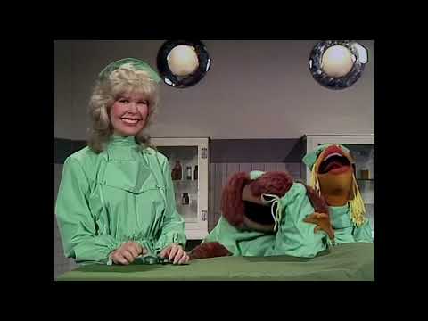 The Muppet Show - 502: Loretta Swit - Veterinarian’s Hospital: Nurse Loretta (1980)