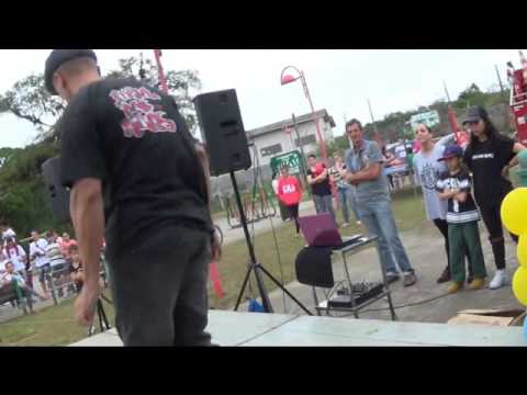 grupo furia das ruas dançando no projeto  família na praça