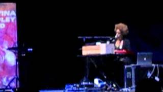 Martina Topley-Bird Bogotá 02-Lying