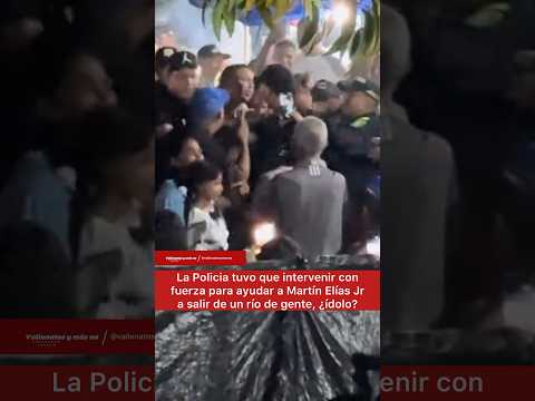 La Policía tuvo que intervenir con fuerza para ayudar a Martín Elías Jr a salir de un río de gente