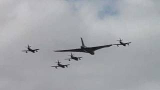 preview picture of video 'RAF Leuchars airshow Vulcan XH558 and Team Viper Hunter formation flypast'