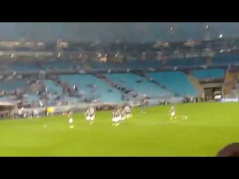 Miss bumbum Danny Morais invade campo do Grêmio.