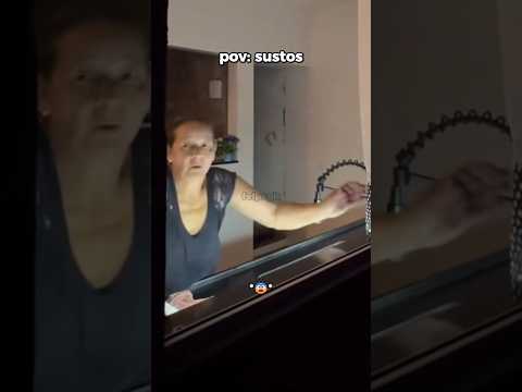 ela saiu correndo depois do susto kkkkkk l #humor #engraçado #shorts
