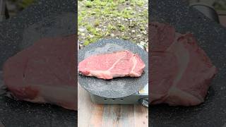 外で食べる特大ステーキ