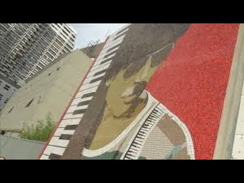 TODO VESTIDO DE CHARLY EN SANTA FE Y CNEL DÍAZ: UN MURAL, LA ESQUINA Y TECLADO EN LA SENDA PEATONAL