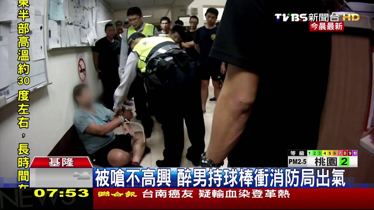 不爽「穿制服的」 醉男闖消防隊棒打役男
