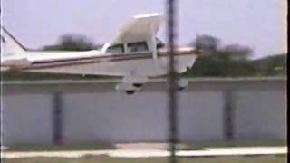 preview picture of video 'Cessna 172 landing'