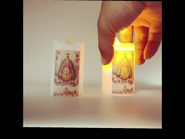 Vídeo relacionado con La Briantina Benedicto - Vela eléctrica con LED blanca, duración 150 días, color blanco con cruz dorada y luz intermitente, 11 x 8 x 6 cm