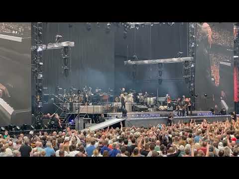 2023 05 27 Bruce Springsteen struikelt op het podium / stumbles on stage in Amsterdam Arena.