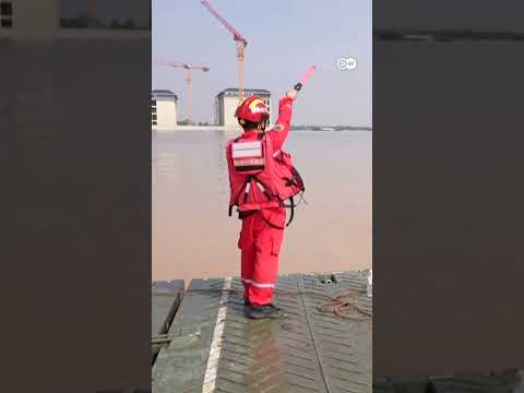 'ஒரே நேரத்தில் 300 பேர்!' - Flood Rescueவில் அசத்திய Pontoon Bridge; கவனம் ஈர்த்த China Technology