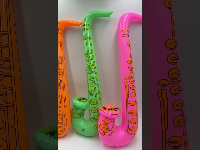 Vídeo relacionado con TSUOUKL 4 Micrófonos Inflables, Instrumentos Musicales Hinchables para Fiestas - Micrófono, Guitarra y Saxofón en Globo, Ideal para Cumpleaños y Fiestas Temáticas (Color Aleatorio)