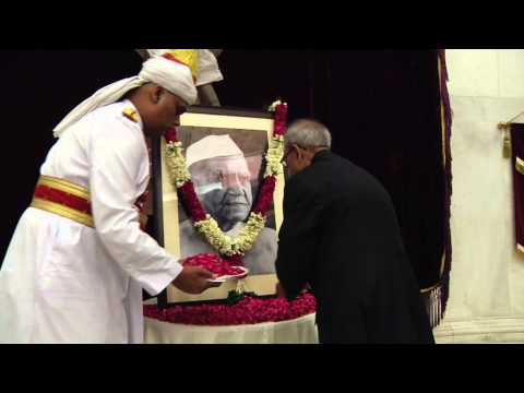 President Mukherjee paid floral tributes at the portrait of Shri Fakhrudin Ali Ahmed