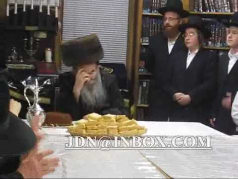Aleksander Rebbe visiting boro park