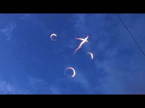 Navalis 2018, Praha, ナバリス, パラシュート主義者はプラハ2018年のカレル橋の下を飛んだ