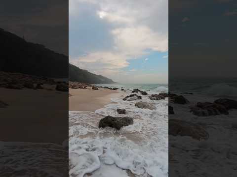 Jangan lewatkan Pantai Gunung Payung! Ikuti jalan setapak di sisi kiri dan temukan surga tersembunyi Bali Selatan. 🌊✨