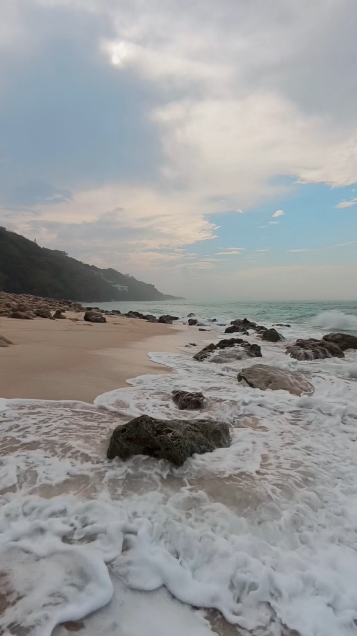 Jangan lewatkan Pantai Gunung Payung! Ikuti jalan setapak di sisi kiri dan temukan surga tersembunyi Bali Selatan. 🌊✨