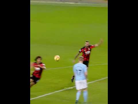 De Bruyne Uses His Brain To Break Offside 🧠