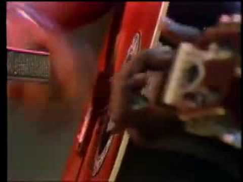 Milton Nascimento performs Cravo e Canela