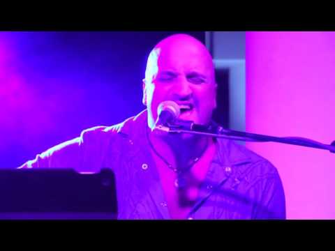 Mike DelGuidice performing Roxanne
