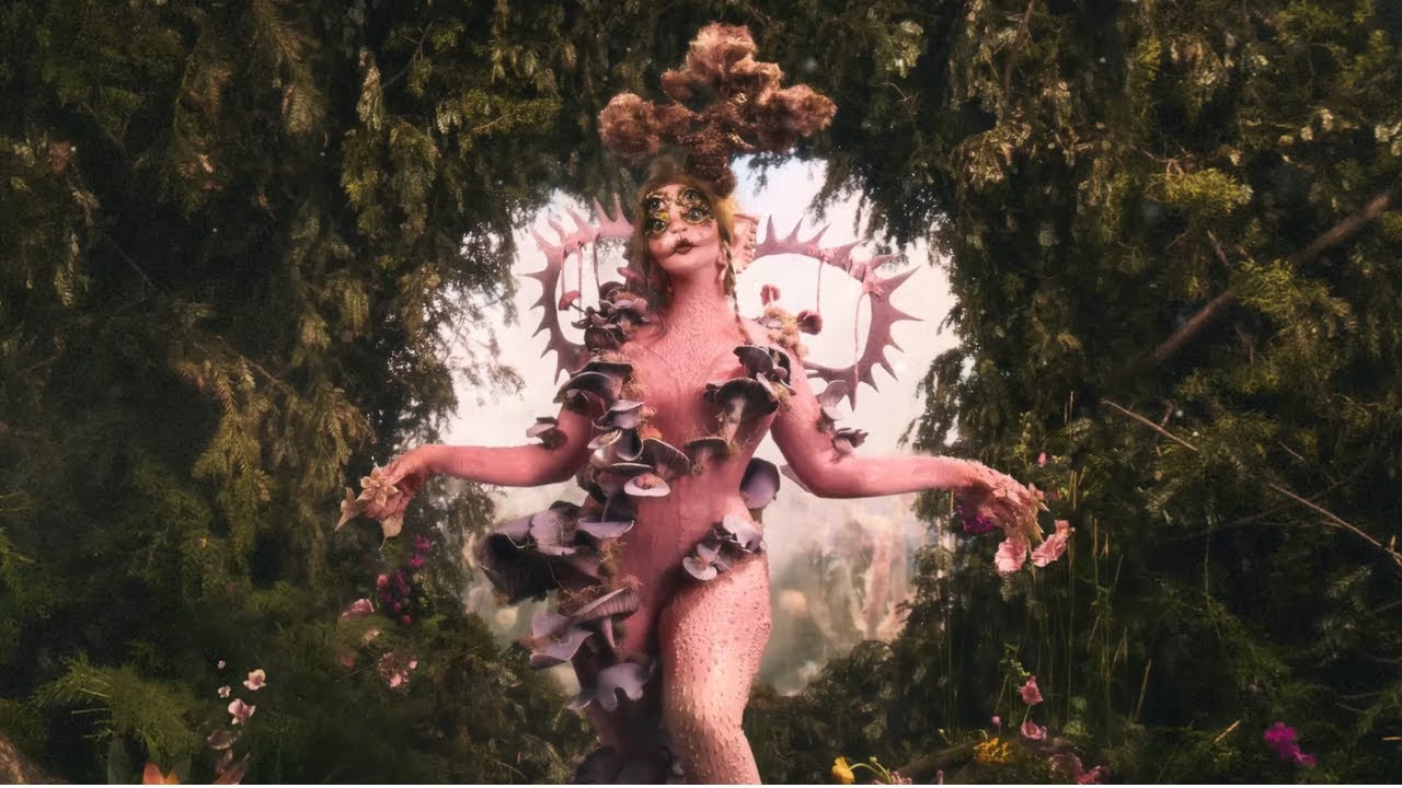 Melanie Martinez - BATTLE OF THE LARYNX