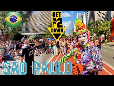 Karcocha P2 Sao Paulo - Brasil - Abril 2023. Av. Paulista. Un Colocolino tomando al seco en Brasil