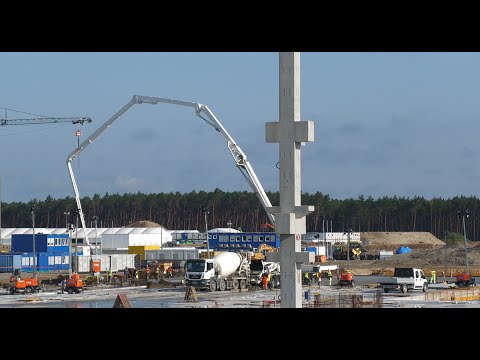 TESLA /Gigafactory4  / 07.08.2021 / 4K / Die 4. Runde Betonguss. Leider nur die letzten Minuten.
