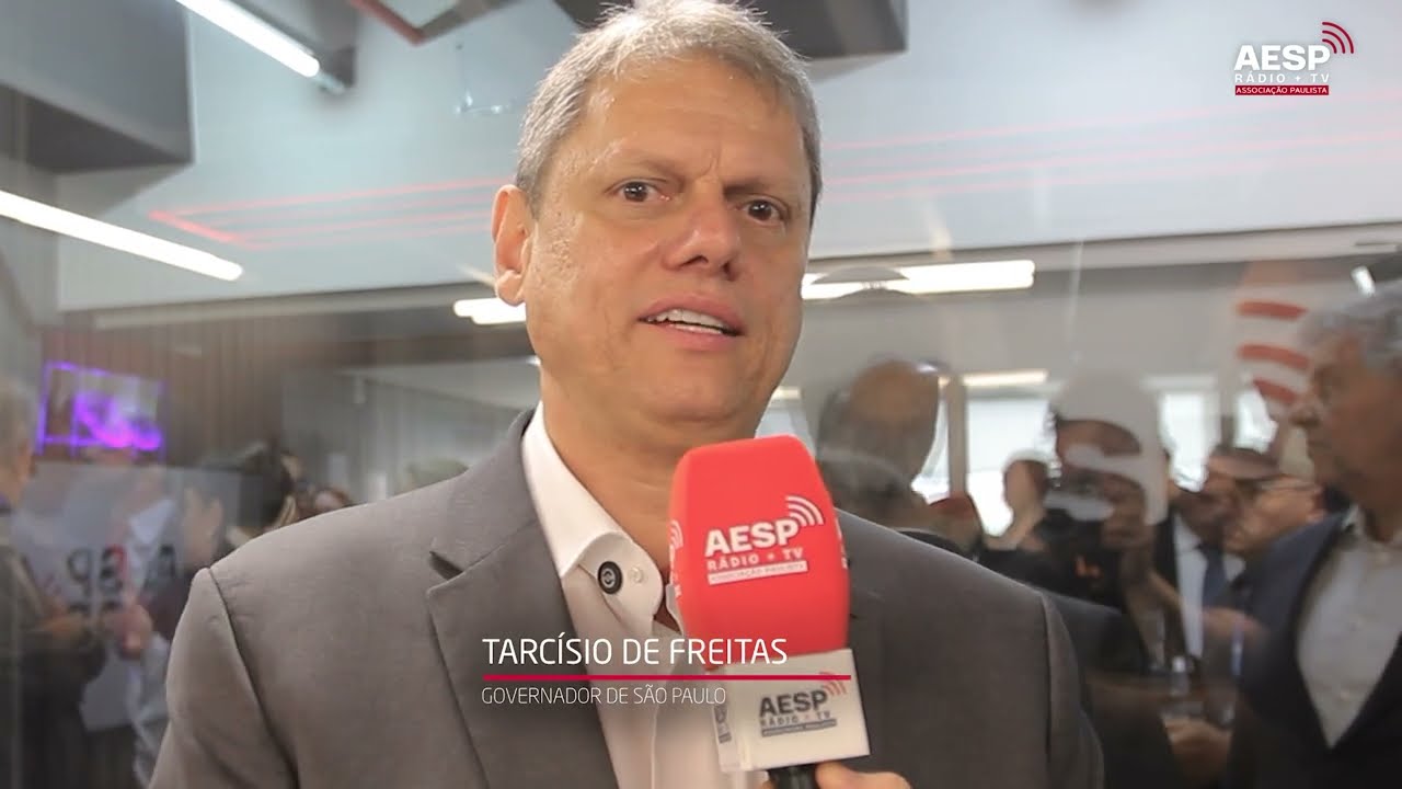 Governador Tarcísio de Freitas durante assinatura do Desenvolve Radiodifusão na AESP