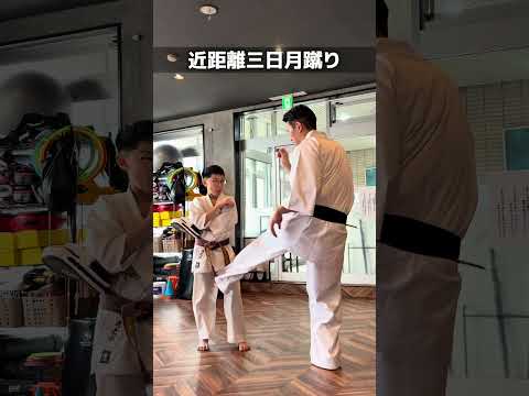 近距離で使用する三日月蹴り！