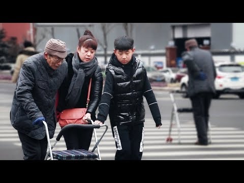 看到老人獨自過馬路，這位小伙的舉動太霸氣了！