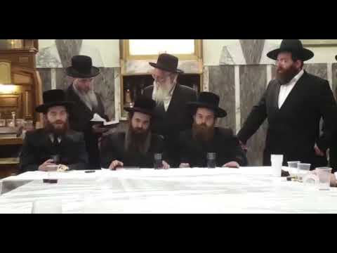 Sadiger rebbe London singing biglal uvos with his brother on his fathers yurtzeit 5781
