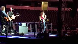 Jennifer Nettles performs &quot;Chaser&quot; at AT&amp;T Stadium in Dallas on 9/26/17