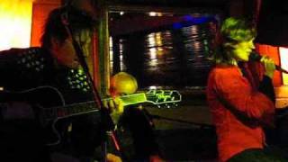 Tyttö matkalla tähtiin