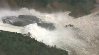 Разрушение плотины в США Видео мощного потока реки Фезер, вызванного сбросом воды из-за аварийного состояния плотины в Оровилле в штате Калифорния в