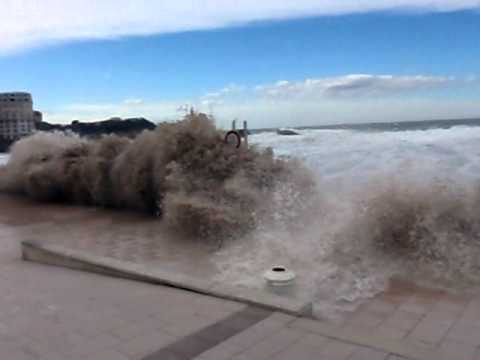 pourquoi il y a des vagues dans la mer