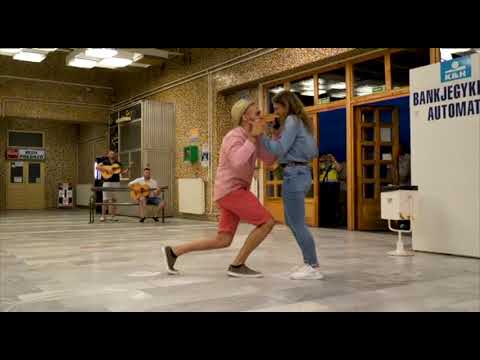 Lánykérés az állomáson