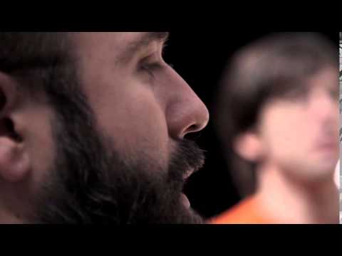 Miles Cooper Seaton e gli akron/family a cappella presso la Stazione Frigorifera Specializzata.