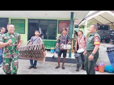musik kreatif pengamen keliling di Koramil 1004 Tanjungsari