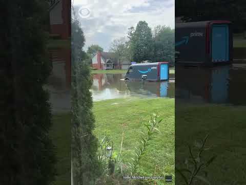 Amazon delivery driver navigates through floodwaters in Indiana #shorts