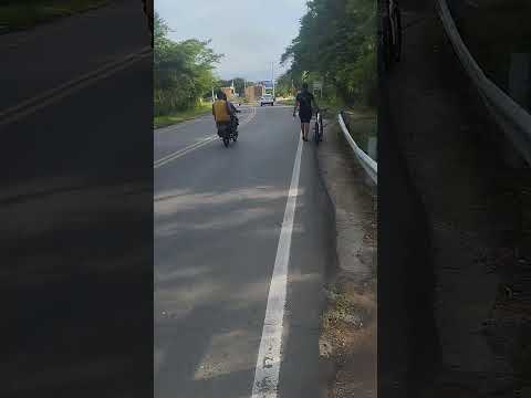 una varada de cicla, se le estalló el neumático,  ruta ciclitisca llegando a Villanueva la Guajira.