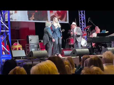 Így énekel-táncol unokájával Bodrogi Gyula