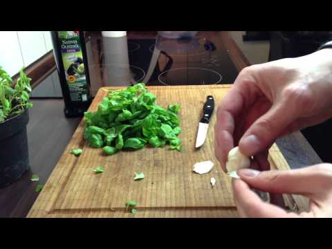 Wie kann man. Pesto selber machen/ köstliches Pesto selber zubereiten/ rezept für leckeres Pesto